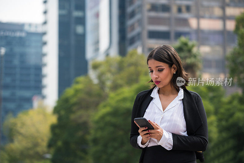 拉丁美洲的女商人正在搬家