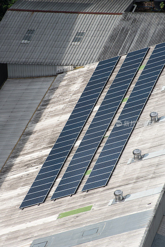 工厂屋顶上的太阳能电池板