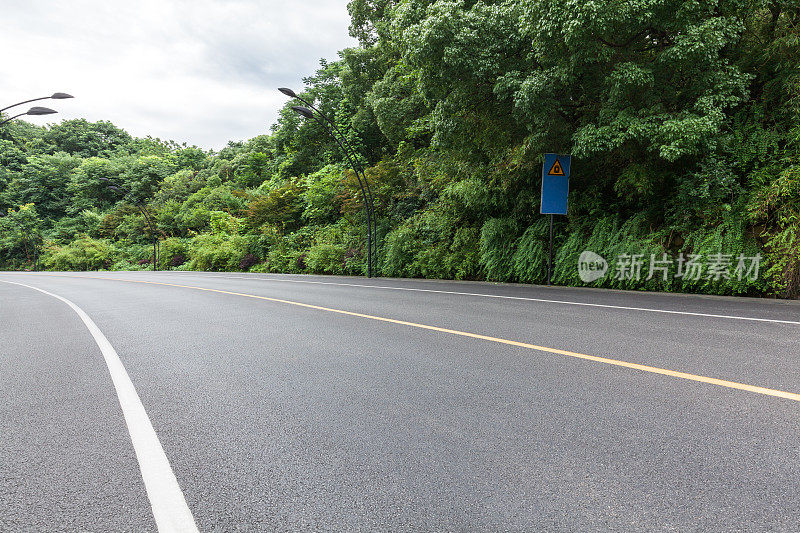 空无一人的道路