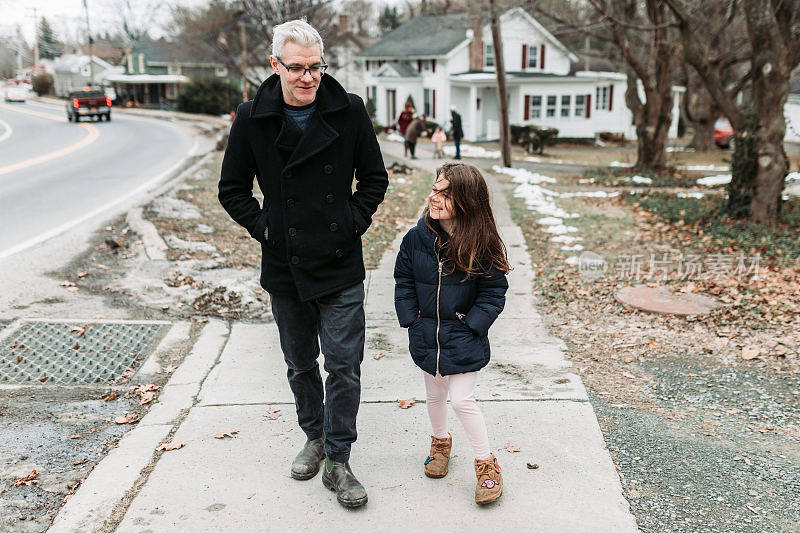 父亲和女儿在冬天散步