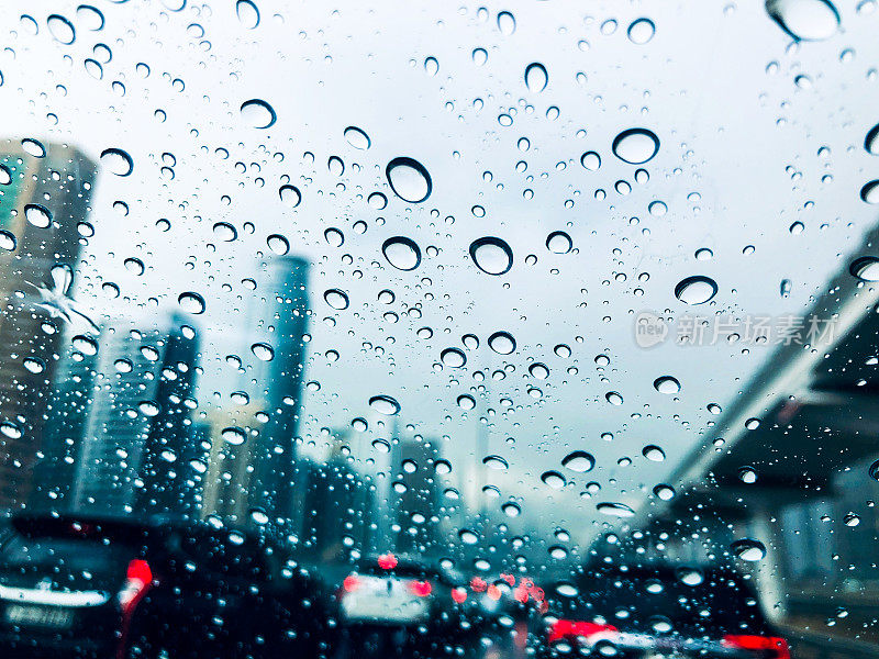 迪拜——雨天和交通堵塞