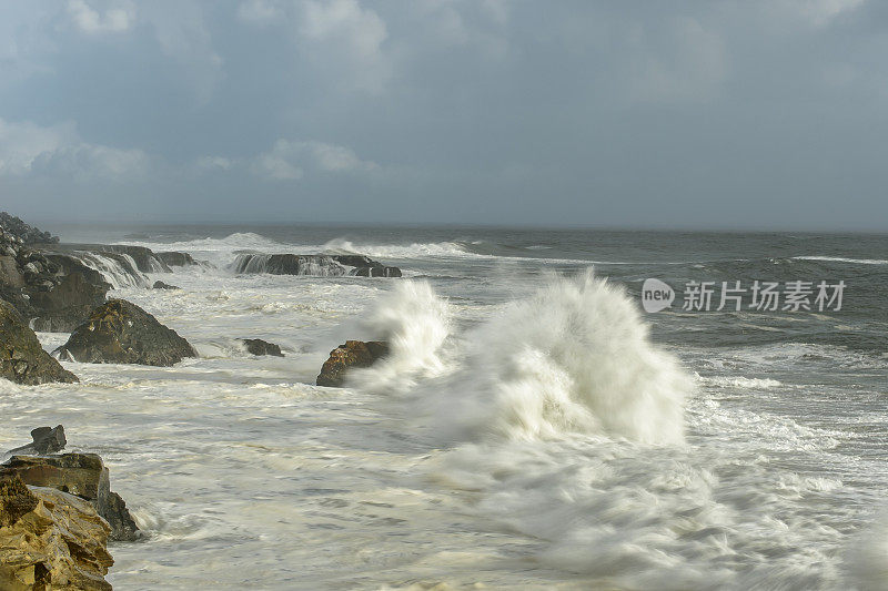 加利福尼亚海岸附近汹涌的海浪