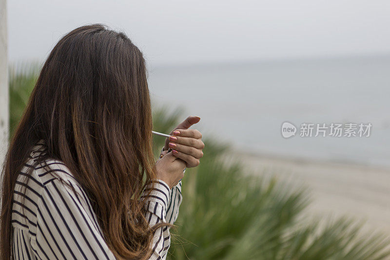 一名年轻的巴西女子在土耳其伊斯坦布尔西里夫里海滩摆姿势