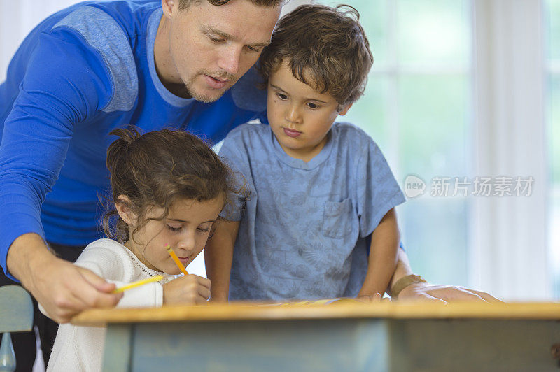 父亲帮助他的孩子做功课
