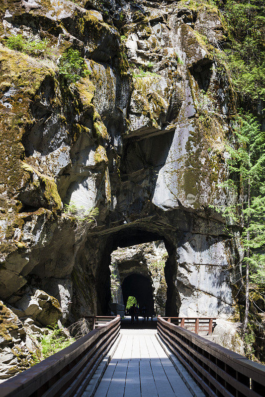 奥赛罗隧道2号和1号隧道，位于加拿大不列颠哥伦比亚省的科基哈拉峡谷省级公园