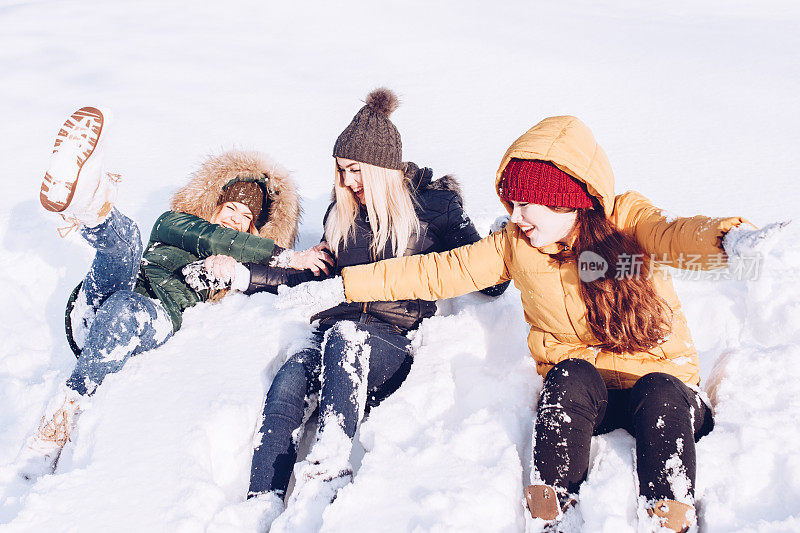 女朋友在打雪仗