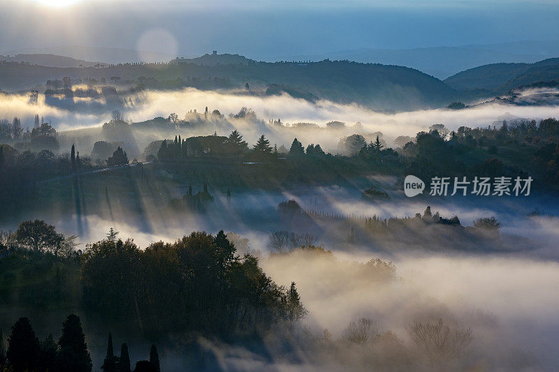 看看意大利托斯卡纳蒙特普恰诺的雾蒙蒙的风景