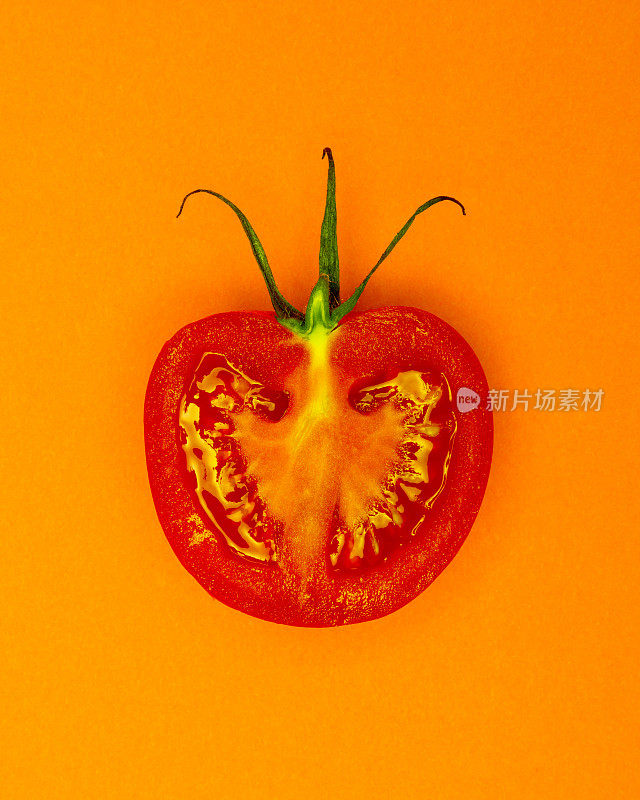 单半沙拉番茄与波普艺术风格中心从明亮的橙色素色背景