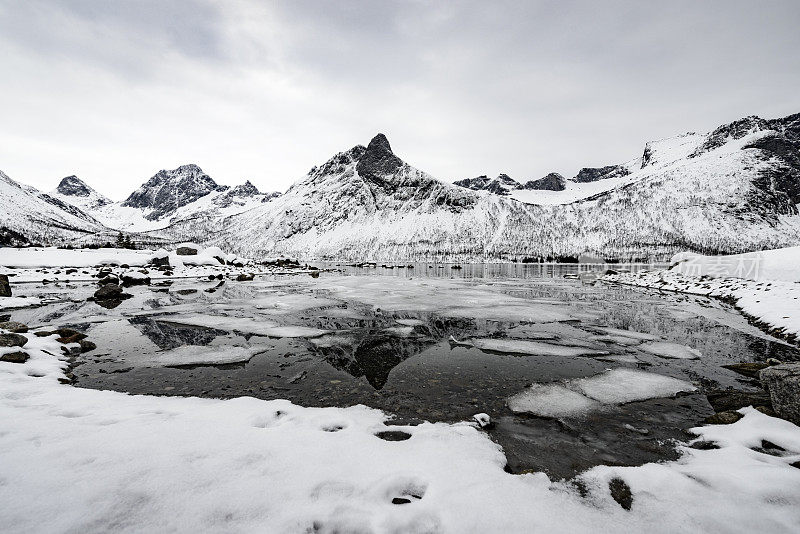 挪威北部Senja岛的冬季全景