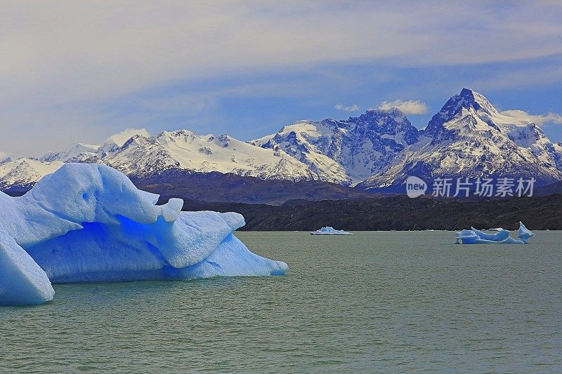 漂浮在阿根廷湖上的冰山和阿普萨拉冰川附近的浮冰-巴塔哥尼亚