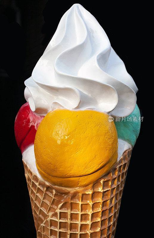 香草冰淇淋与球在黑色的背景