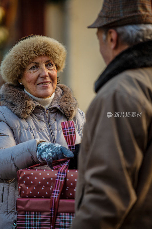 成熟的女人和丈夫一起购物