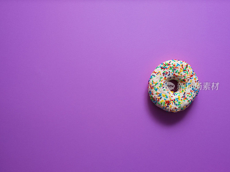 紫色背景上的甜甜圈
