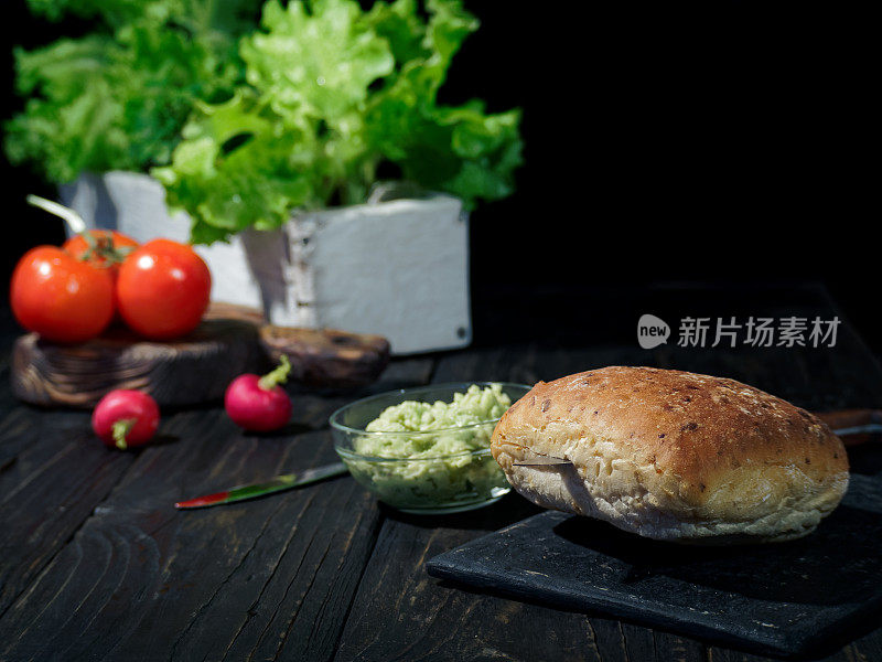 牛油果，萝卜和黄瓜的素食三明治