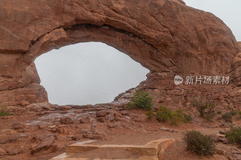 拱门国家公园在犹他州雨雪