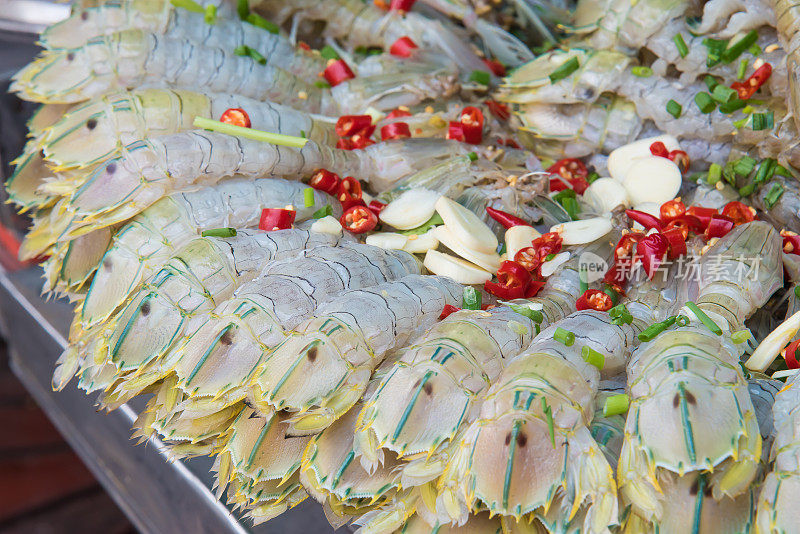 鲜虾皮虾在泰国曼谷的海鲜市场出售