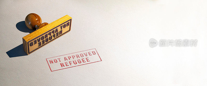 木制邮票，在白纸上盖上未经批准的难民信息。