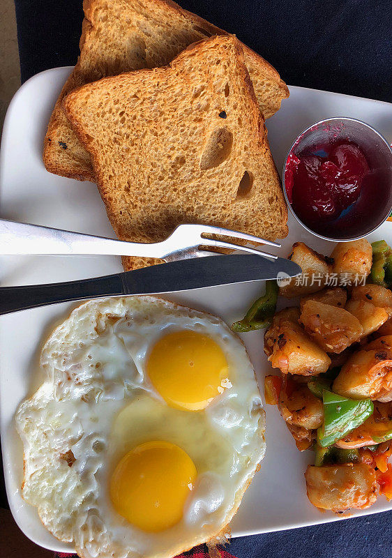 印度果阿邦帕洛勒姆海滩的德里肚腩:英印早餐中未煮熟的鸡蛋和蛋黄，沙门氏菌食物中毒，棕色吐司和草莓酱配印度沙拉蔬菜