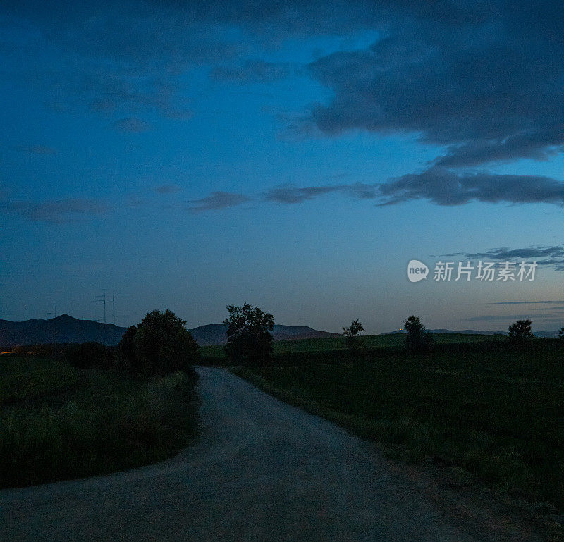 黄昏时空荡荡的土路