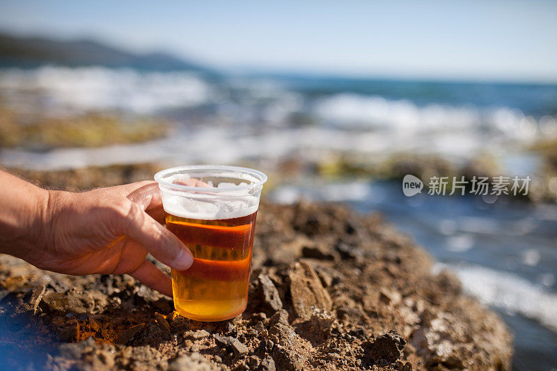 在海边喝啤酒