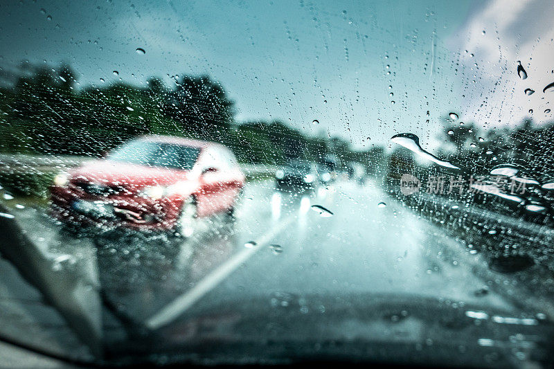 下着大雨的高速公路上的雨刷还好吗?