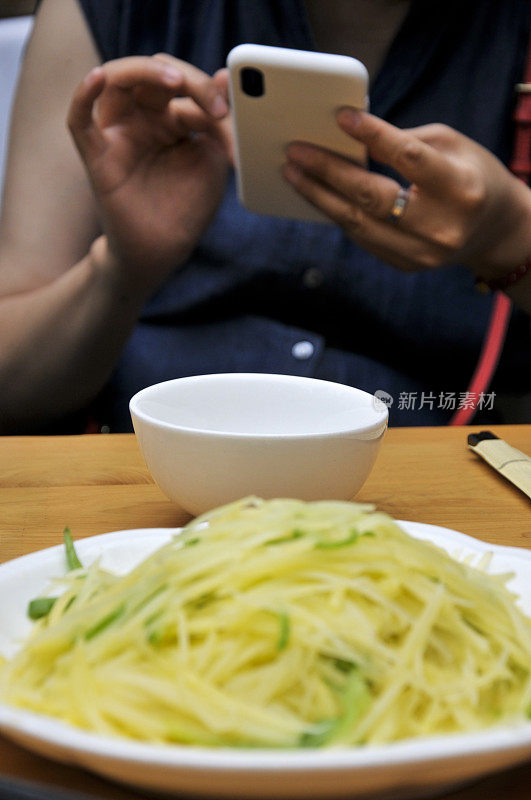 中国女性在拍摄美丽的中国食物