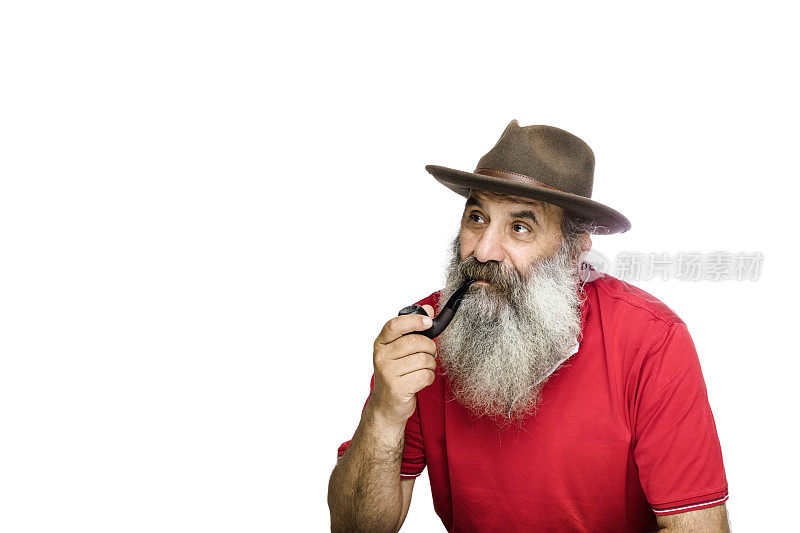 一幅灰白胡子老人的肖像，戴着帽子，抽着烟斗，背景是孤立的白色