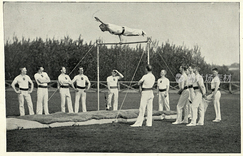 陆军体操运动员表演风向标，体操低杠