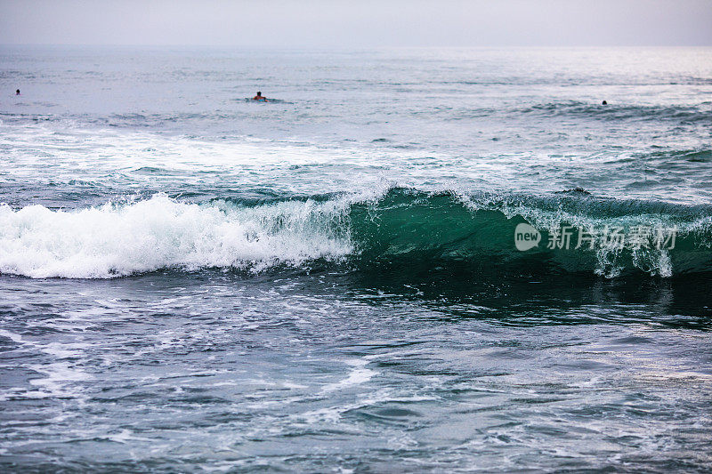 大海中蓝色的波浪。在巴厘岛破浪冲浪