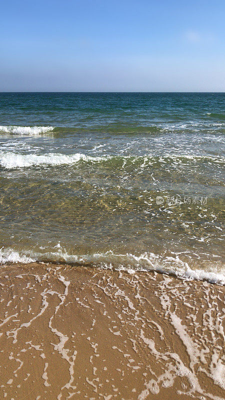 英格兰西南部多塞特郡伯恩茅斯阳光明媚的沙滩和海边的海浪图片，英国，海边照片