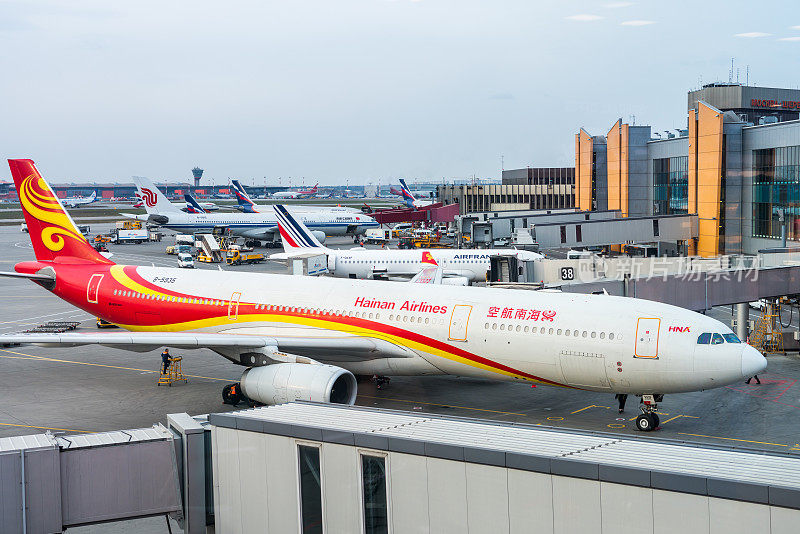 中国海南航空公司的飞机在莫斯科谢列梅捷沃亚历山大普希金国际机场，俄罗斯最繁忙的机场。