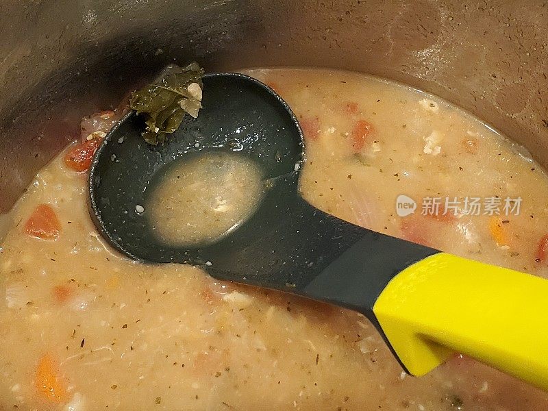 用勺子舀锅里的汤