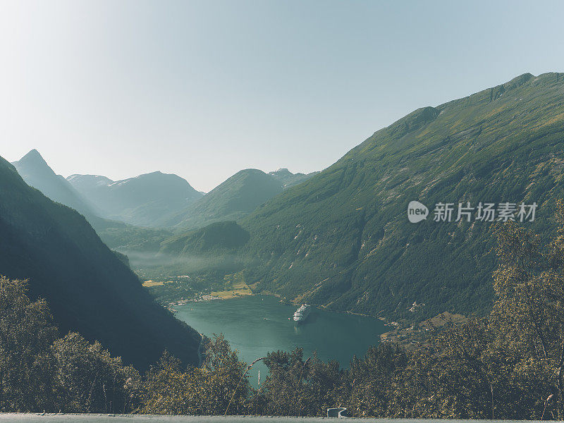 鸟瞰Geiranger海湾宁静的水，背景是山丘