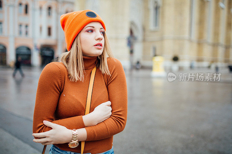 金发女人感到寒冷