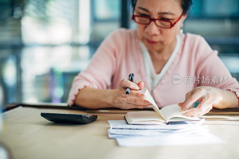 资深女性在家理财