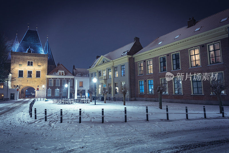 冬季夜晚的街景在汉萨同盟城市坎彭在Overijssel，荷兰