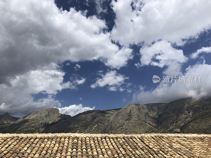 屋顶场景与山的背景