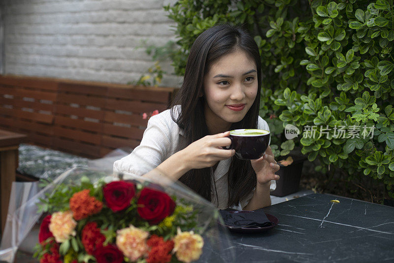 美丽的年轻女子正在喝茶