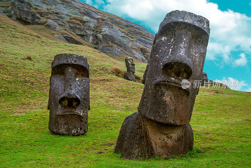 站在智利复活节岛上的摩埃石像