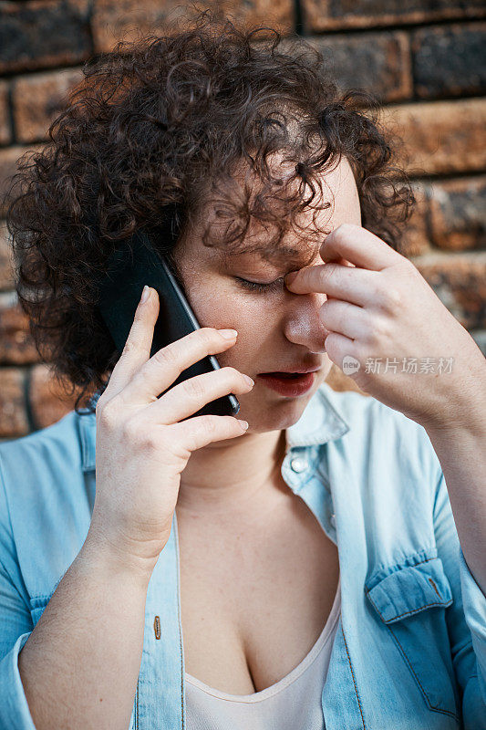 年轻的褐发女人在手机上听到了坏消息