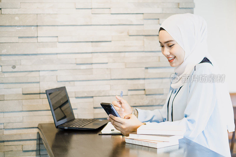 年轻的穆斯林女性在线企业家