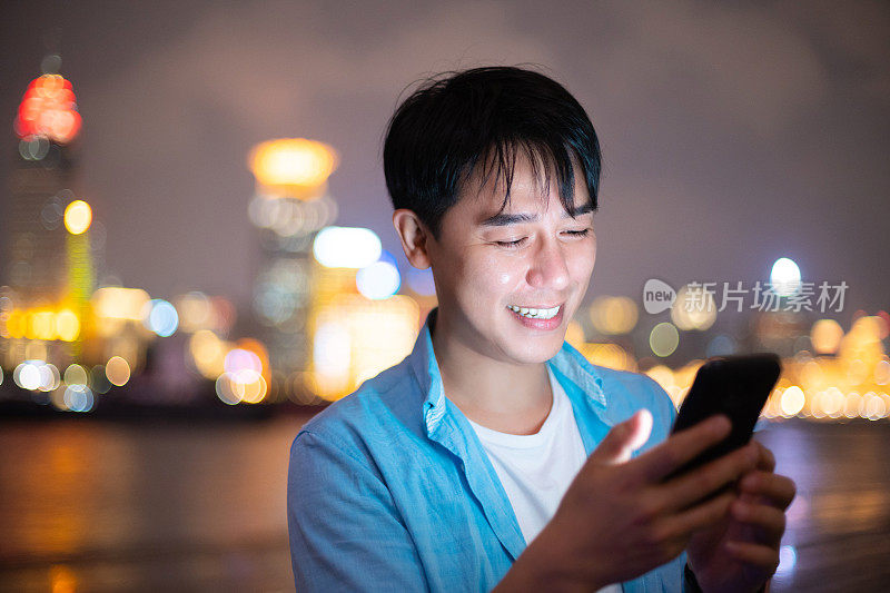 年轻人在晚上使用智能手机
