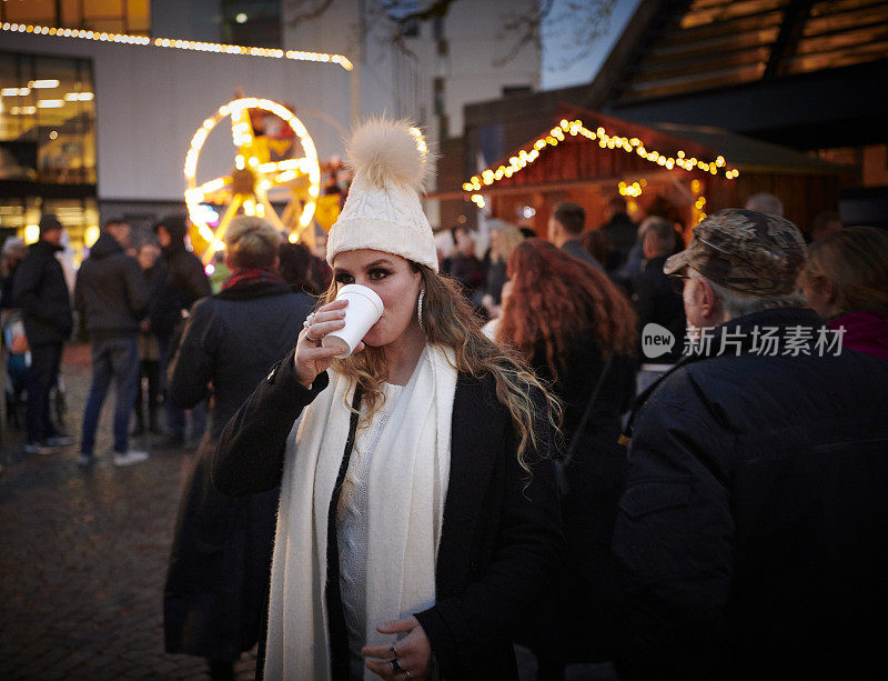 看着圣诞市场的女人