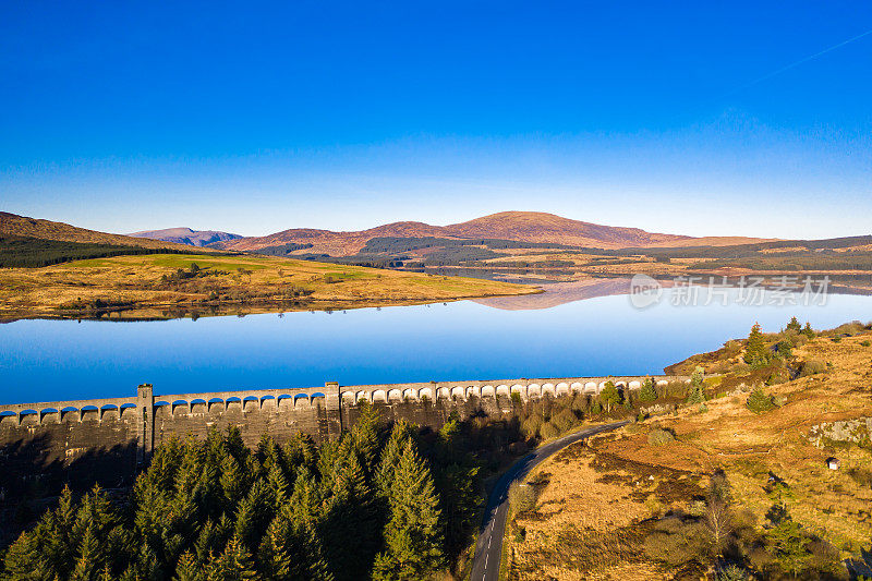 鸟瞰图的苏格兰湖和大坝在邓弗里斯和加洛韦，苏格兰西南部