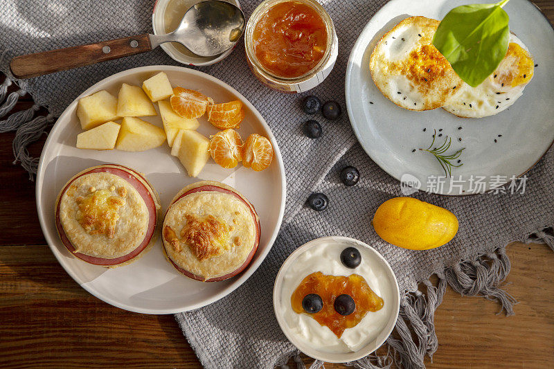 手工早餐:火腿泡芙三明治，煎蛋，酸奶和水果