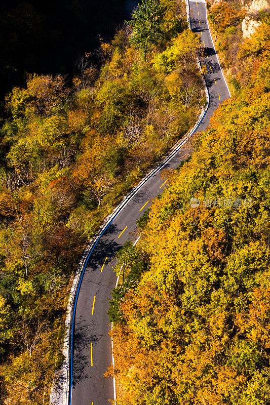 沿着山涧的空旷道路鸟瞰图