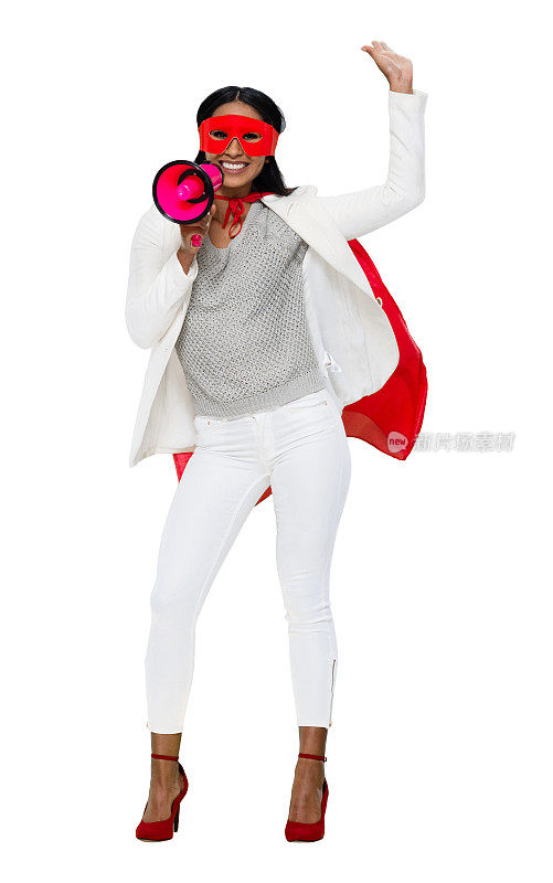 拉丁美洲和西班牙裔年轻女性超级英雄穿着戏服拿着扩音器