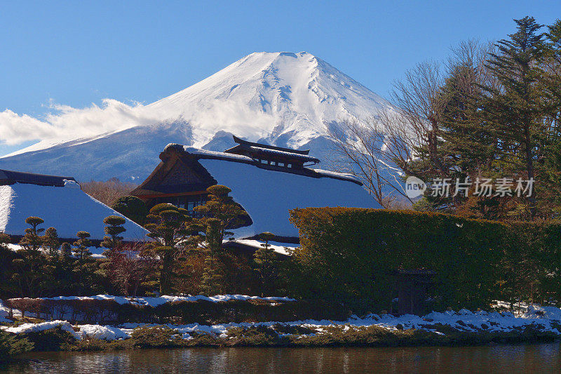 白雪覆盖的富士山，摄于山梨县大野hakkai