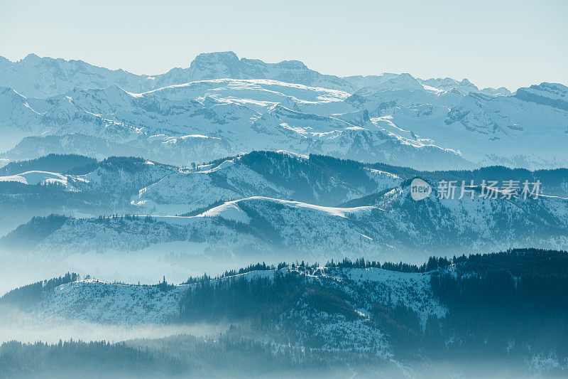 从飞机上俯瞰阿尔卑斯山