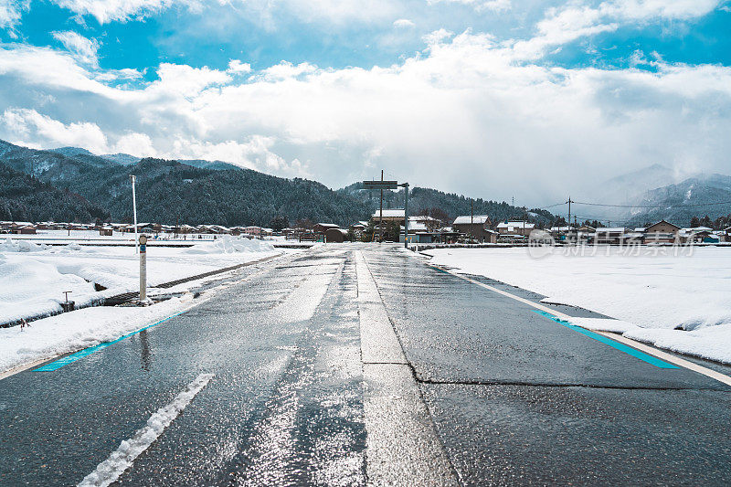 被雪覆盖的乡间小路